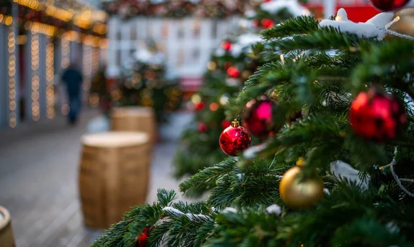 Árbol Navidad Decorado Aire Libre Con Hermoso Arreglo Festivo Abeto —  Fotos de Stock