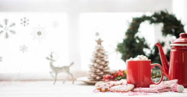 Klasik Noel geçmişi. Noel kahvaltısı ve dekorasyon kış penceresine karşı. Bir fincan kahve, kahve demliği ve zencefilli ekmek. Noel aile sabahı. Metnin için boşluk kopyala.