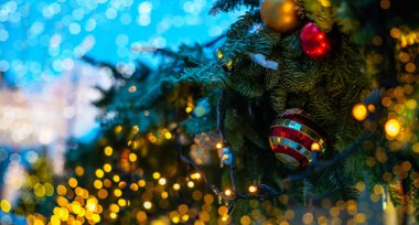 Gece vakti parlayan Noel ağacı. Noel, kış, yeni yıl konsepti. Boşluğu kopyala.