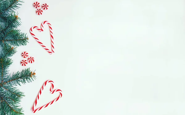 Kreatywna Minimalna Sztuka Świąteczna Granica Wykonana Cukierków Świątecznych Białym Tle — Zdjęcie stockowe