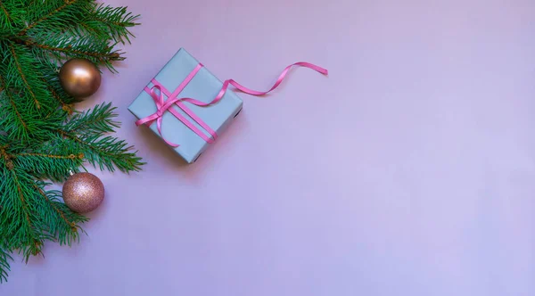 Concepto Tarjeta Navidad Con Ramas Abeto Regalo Bolas Brillantes Color — Foto de Stock