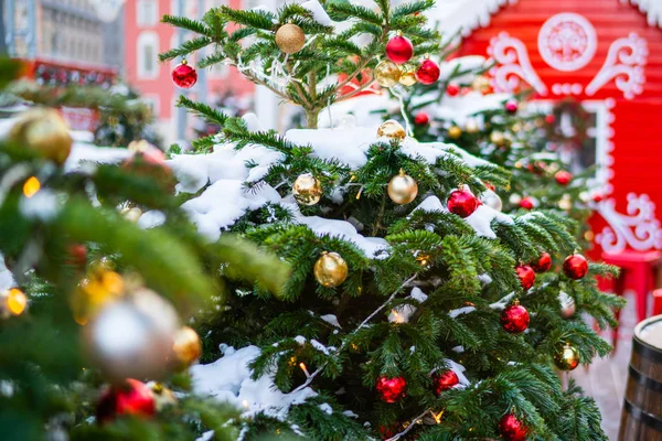 Διακοσμημένο Χριστουγεννιάτικο Δέντρο Θολή Φόντο Έννοια Της Πρωτοχρονιάς Αντιγραφή Χώρου — Φωτογραφία Αρχείου