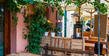 Manarola, İtalya 'da, caddedeki rahat sokak restoranı. Klasik İtalyan caddesi manzarası. Klasik kafe masaları. Mimari ve dönüm noktası.