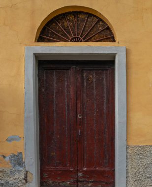 Eski güzel bir evin dış ve ön kapısının manzarası bir İtalyan köyü caddesinde görüldü..
