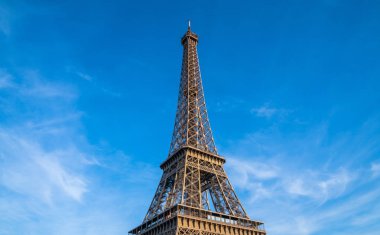 Paris Eyfel Kulesi ve Paris, Fransa 'da parlak mavi gökyüzü. Eyfel Kulesi, Paris 'in en ikonik simgelerinden biridir. Metnin için boşluk kopyala.