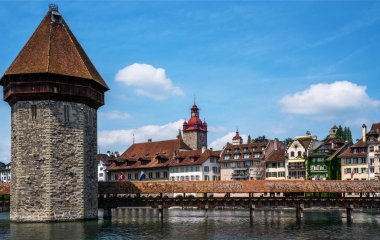 İsviçre, Lucerne 'deki Eski Şehir ortaçağ mimarisinin manzaralı yaz manzarası. Lucerne 'nin güzel tarihi şehir merkezi manzarası ünlü Chapel Köprüsü ve Lucerne Gölü.