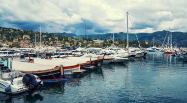 Fantastik yaz tatilleri, Santa Margareta Luguria Akdeniz manzarası, renkli binalar ve tekneler, körfezde yatlar. İtalya, Avrupa.