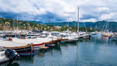 Fantastik yaz tatilleri, Santa Margareta Luguria Akdeniz manzarası, renkli binalar ve tekneler, körfezde yatlar. İtalya, Avrupa.
