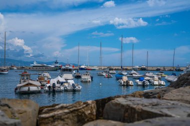 Fantastik yaz tatilleri, Santa Margareta Luguria Akdeniz manzarası, renkli binalar ve tekneler, körfezde yatlar. İtalya, Avrupa.