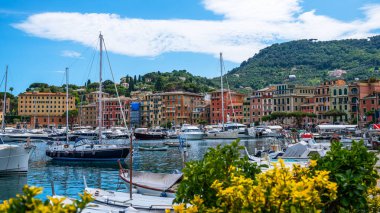 Fantastik yaz tatilleri, Santa Margareta Luguria Akdeniz manzarası, renkli binalar ve tekneler, körfezde yatlar. İtalya, Avrupa.