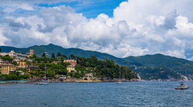 Santa Margareta Luguria 'nın ünlü lüks villaları, Akdeniz çiçekleriyle süslenmiş büyüleyici botanik bahçesi. İtalya, Avrupa.