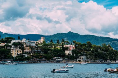 Santa Margareta Luguria 'nın ünlü lüks villaları, Akdeniz çiçekleriyle süslenmiş büyüleyici botanik bahçesi. İtalya, Avrupa.
