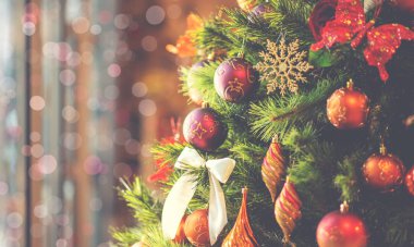 Dekorasyonlu çam dalına yakın çekim. Noel ve Yeni Yıl tatili geçmişi. Klasik renk tonu. Metnin için boşluk kopyala.