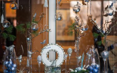 Renkli Noel süslemeleri. Kış tatillerinde sokak dekorasyonu. Açık havada süslemeleri olan Noel ağacı. Tatil kavramı.