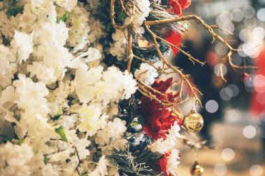 Noel ya da yeni yıl süsleri ile sakin bir hayat. Kış dekorasyonunda Noel süslemesi. Noel ve Yeni Yıl tatili geçmişi. Klasik renk tonu.