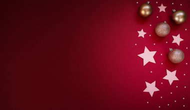 Kırmızı arka planlı yaratıcı noel pembe desenli. Minimum düz konsept. Kış Xmas bayramı teması. Mutlu yıllar..