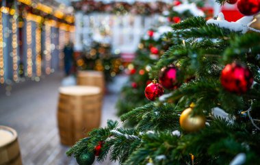 Noel süslemeleri olan şehir caddesi. Xmas ışıkları ve sokakta yürüyen insanlar. Arka plan bulanık. Yeni Yıl Kutlama Konsepti.