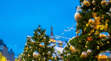 Bulanık arka planda dekore edilmiş Noel ağacı. Şenlikli sokak ışıkları.