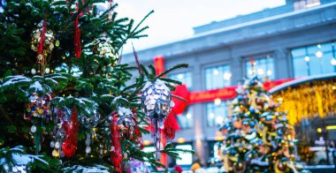 Bulanık, ışıl ışıl ve peri arkaplanda süslenmiş Noel ağacı.