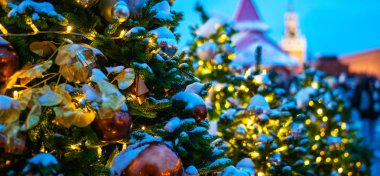 Parlak bir Noel geçmişi. Kış mevsimsel tatillerinde lüks süslemeli çelenk ışıkları. Neşeli Noel ışık gösterisi.