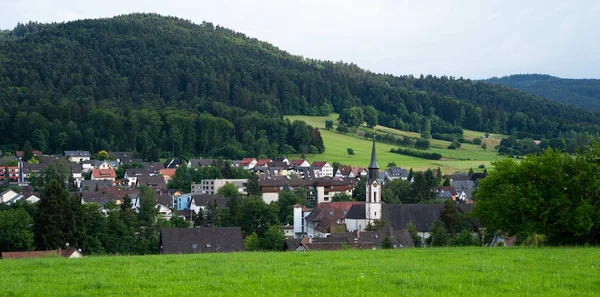 Increíble Pueblo Alpino Turístico Con Iglesia Suiza Europa — Foto de Stock