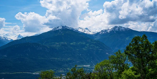 山脈だスイスの山の中で高山草原の美しい景色 牧草地 斜面の牧草地 雪に覆われた山々 — ストック写真