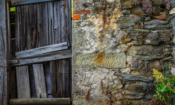 Pohled Starý Dům Exteriér Přední Dveře Vidět Italské Vesnice Ulici — Stock fotografie