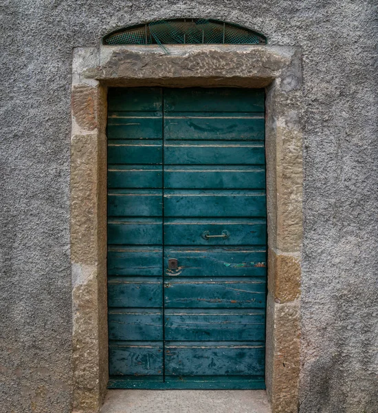 Widok Stary Piękny Dom Zewnątrz Drzwi Frontowe Widoczne Włoskiej Ulicy — Zdjęcie stockowe