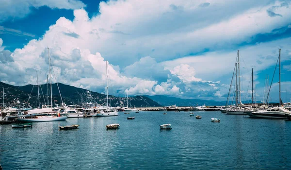 美妙的暑假目的地 一流的圣玛加丽塔卢古里亚冥想的城市景观与五彩斑斓的建筑和船只 游艇在海湾 意大利 — 图库照片