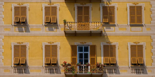 Tło Starej Żółtej Ściany Malowane Jasnożółta Fasada Domu Pięknymi Oknami — Zdjęcie stockowe