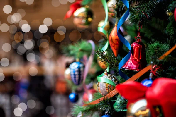 冬の休日のお祭りの装飾 輝くガーランドライト 魔法のような雰囲気 クリスマスイルミネーションで背景を赤くする — ストック写真