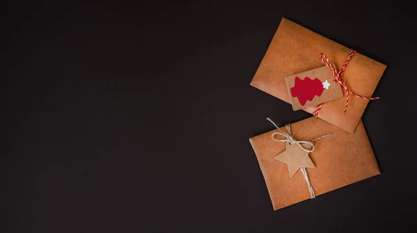 Sobre Artesanal Sobre Fondo Oscuro Utilizado Para Decoración Navideña Navidad —  Fotos de Stock