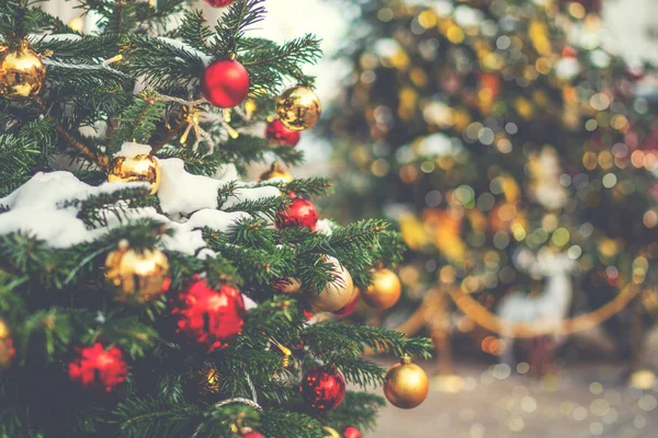 Zdobené Venkovní Vánoční Stromeček Rozmazaném Pozadí Vánoční Prázdniny Pozadí Kopírovacím — Stock fotografie