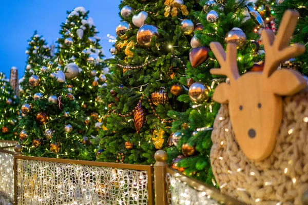 Árvore Natal Com Luzes Decorações Madeira Livre Noite Celebração Ano — Fotografia de Stock