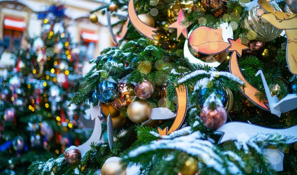 路上でのお祭りのクリスマスの照明や装飾 冬の季節の休日にヨーロッパの街の通りにガーランドライト付きの豪華な装飾クリスマスツリー — ストック写真