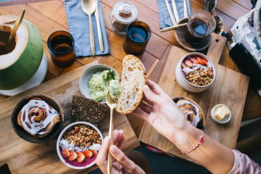Yüzü olmayan kadın şık bir kafede nefis bir kahvaltı yapıyor.