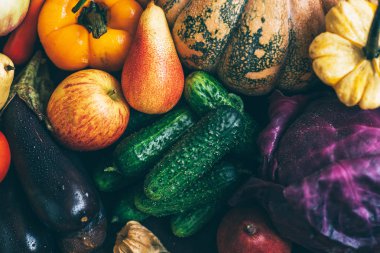 Sonbahar hasat kornucopiası. Şükran Günü arkaplanınız kutlu olsun, sonbahar meyveleri ve sebzeli ahşap masa. Hasat festivali. Seçici odak.
