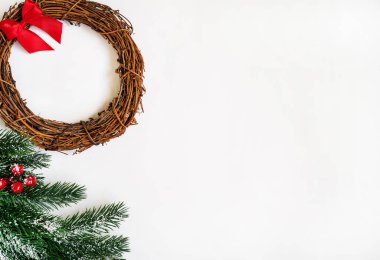 Köknar dalları, kırmızı böğürtlen, çam kozalakları ve diğer süslemelerle sınır. Noel ve Yeni Yıl tatilleri.