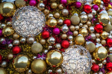 Noel süslemeleri olan şehir caddesi. Xmas ışıkları ve sokakta yürüyen insanlar. Arka plan bulanık. Yeni Yıl Kutlama Konsepti.