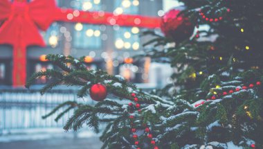 Avrupa şehir caddesinde renkli Noel süslemeleri. Kış tatillerinde sokak dekorasyonu. Açık havada süslemeleri olan Noel ağacı. Tatil kavramı.