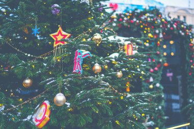 Noel süslemelerinin çiçek dalları. Noel, kış, yeni yıl konsepti. Boşluğu kopyala.