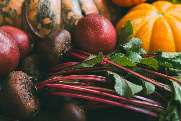 新鲜水果和蔬菜的配售 健康食品清洁饮食的选择 新鲜的有机蔬菜和水果 — 图库照片