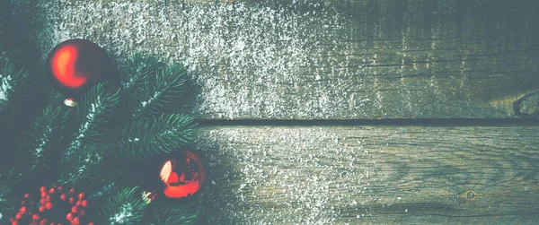 Noel Ağacı Dalları Süslemeleri Kırmızı Topları Kırsal Ahşap Masada Olan — Stok fotoğraf