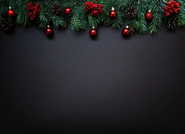 Confine Con Rami Abete Bagattelle Rosse Pigne Altri Ornamenti Natale — Foto Stock