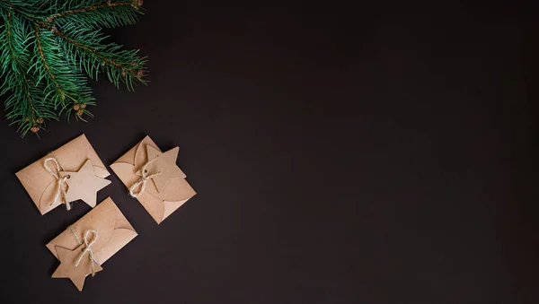 Borde Navideño Sobre Fondo Oscuro Compuesto Ramas Abeto Fresco Sobre —  Fotos de Stock