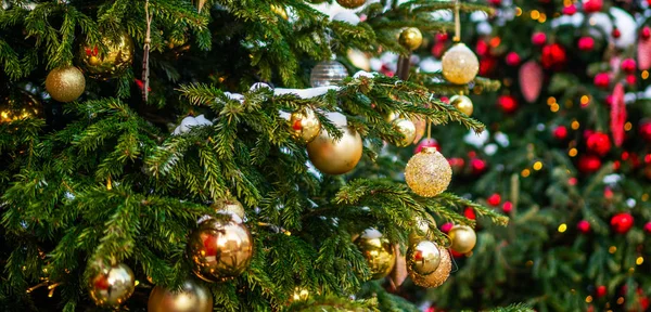 Magnífico Árbol Navidad Colorido Aire Libre Para Perfecto Estado Ánimo —  Fotos de Stock