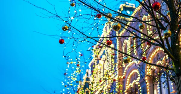 Luces Navidad Tronco Del Árbol Primer Plano Calle Borrosa Ciudad —  Fotos de Stock