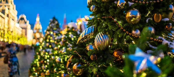 Díszített Karácsonyfa Homályos Háttérrel Ünnepi Utcai Lámpák — Stock Fotó