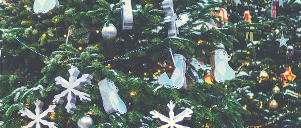 クリスマスの背景 美しい明るいお祝いの装飾が施されたクリスマスツリー 冬の休日のお祭りの通りの装飾 — ストック写真