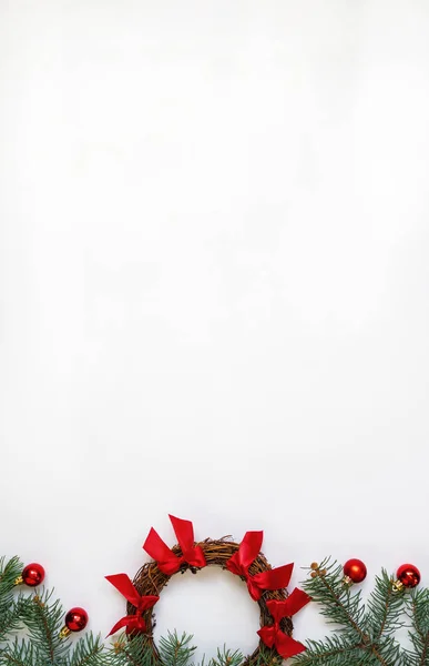クリスマスの構図 太い木の枝 白い背景の赤い装飾 クリスマス 新年のコンセプト フラットレイアウト トップビュー コピースペース — ストック写真